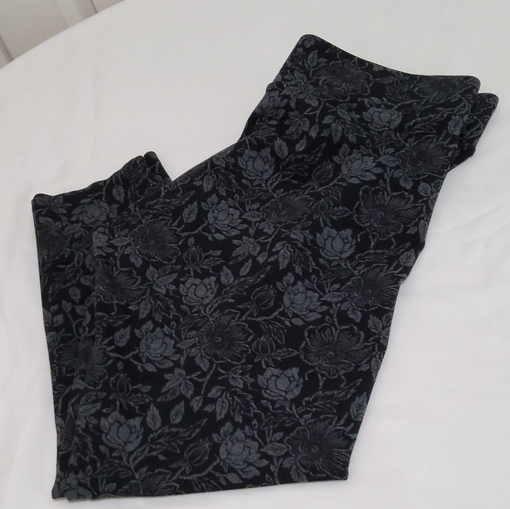Loft Outlet leggings, Size L, inseam 24", Waist 17", Preloved comfy nice print